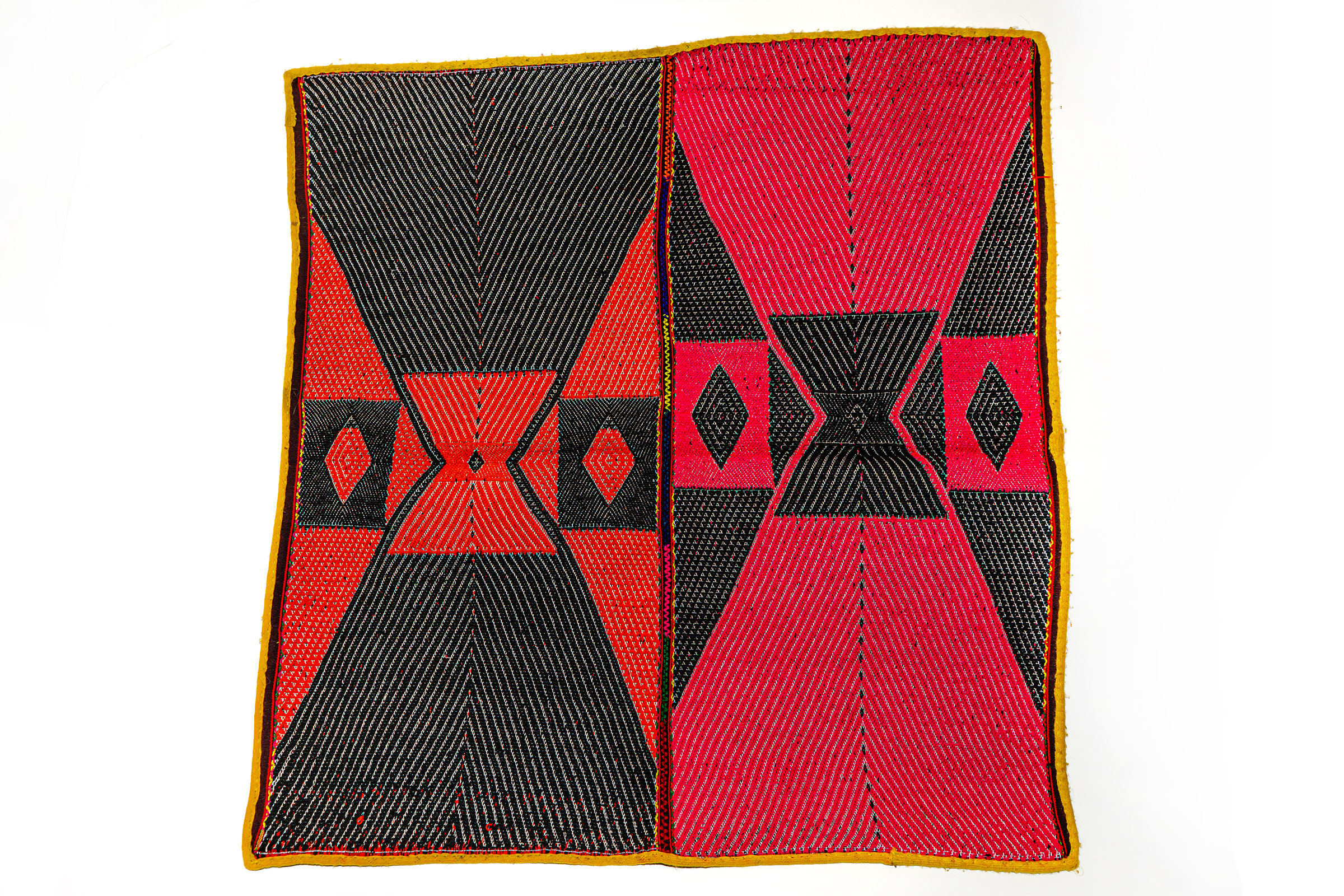 Anti-allergic-pillow-lining-made-of-Alpaca-wool-in-two-colors-red-and-black.